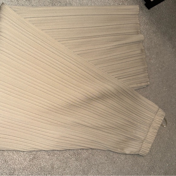 Uniqlo Beige Wide-Leg Pants - Picture 2 of 3